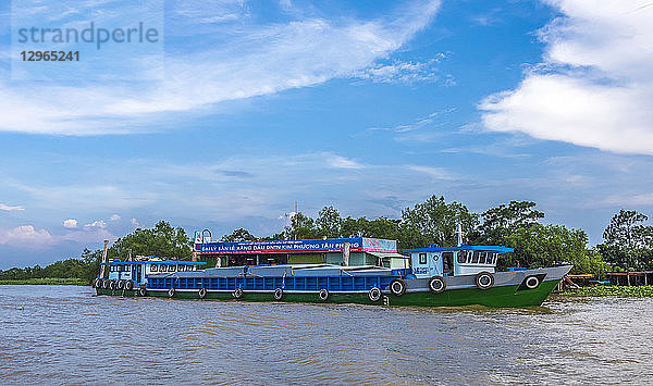 Vietnam  Mekong-Delta  Vinh Long  Lastkahn für den Warentransport vor einer schwimmenden Tankstelle