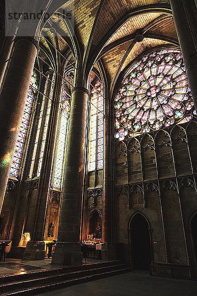 Innenraum der Basilika Saint Nazaire der Stadt Carcassonne  Languedoc-Roussillon  Aude  Okzitanien  Frankreich