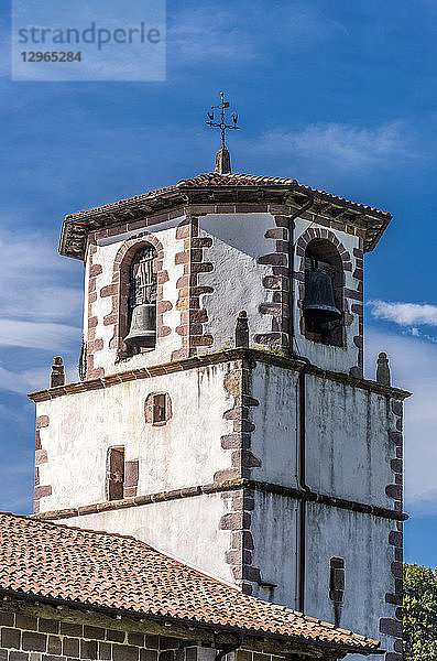 Spanien  Navarra  Baztan-Tal  Amaiur  Glockenturm der Kirche (Jakobsweg)