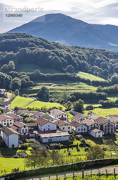 Spanien  Navarra  Baztan-Tal  Dorf Amaiur auf dem Lande (Jakobsweg)