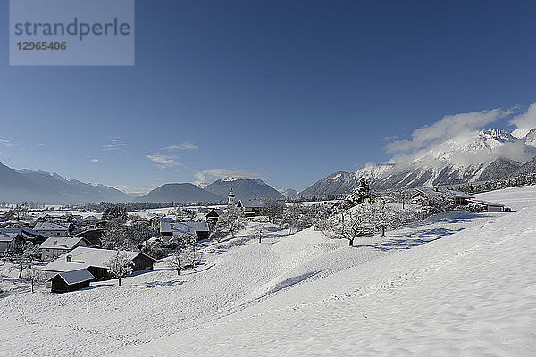 Österreich  Tirol  Seefeld  verschneites Dorf Wildermiemming
