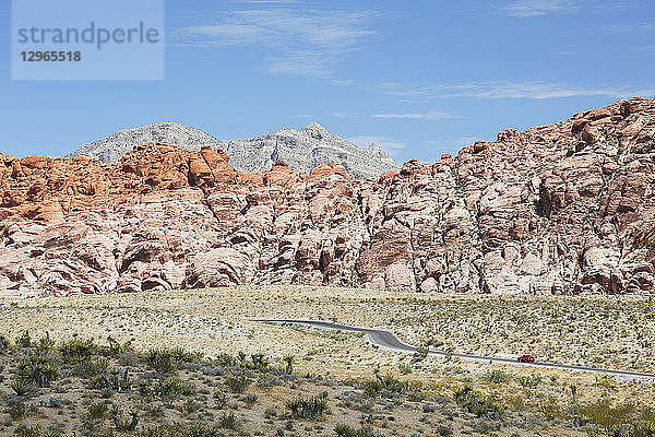 USA. Nevada. Las Vegas. Red Rock Canyon National Conservation Area. Gesamtansicht. Personenkraftwagen im Vordergrund.