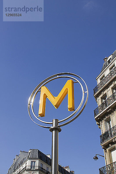 Frankreich  Paris  Departement 75  Metro-Beschilderung: gelber Buchstabe M mit blauem Himmel im Hintergrund.