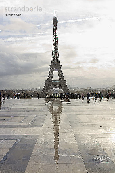 Frankreich  Paris  Trocadero-Platz der Menschenrechte  Touristen im Regen.