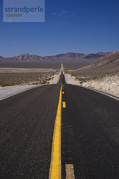 USA  Kalifornien  Nevada  gerade Straße im Death Valley