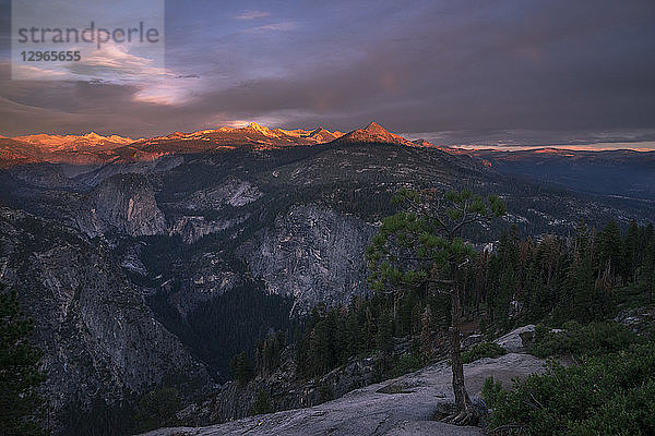 USA  Kalifornien  Yosemite National Park  Sonnenuntergang am Glacier Point  Blick auf Half Dome und Yosemite Valley