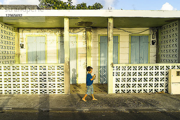 Ein Kind vor einem traditionellen Haus  Saint-Louis  Marie-Galante  Guadeloupe  Frankreich