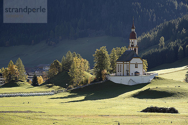 Österreich  Tirol  Obernberg die barocke Kirche St. Nikolaus steht in ihrer Grenzlage