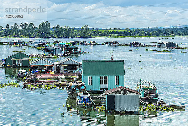 Vietnam  zwischen Saigon und dem Mekong-Delta  La-Nga-See  schwimmende Häuser mit Goldbrassen-Zuchtbecken