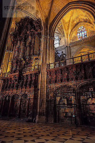 Blick auf die Orgel der Kathedrale von Sevilla  Sevilla  Spanien