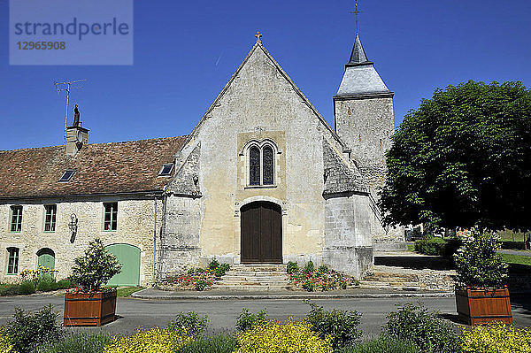 Frankreich  Region Pays de la Loire  Departement Sarthe  Kirche des Dorfes Bourg Le Roi.
