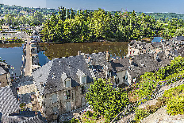 Frankreich  Dordogne  Terrasson-Lavilledieu  die Vezere und das Dorf  beide vom Weg zur Abteikirche Saint Sour aus gesehen