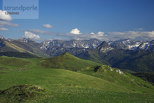 Frankreich  Aude  Blick auf die Pyrenäen und Dent d'Orlu von der Chioula-Hochebene  Nordisches Skigebiet von Chioula