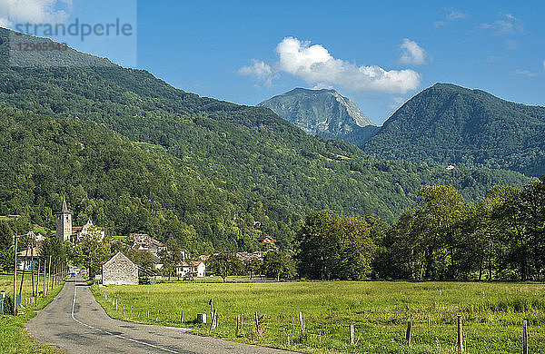 Frankreich  Regionaler Naturpark Pyrenäen Ariegeoises  Garbet-Tal  Dorf Erce am Fuße der Berge