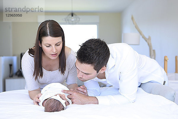 Baby bei den Eltern zu Hause