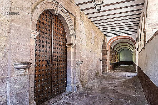 Spanien  Baskenland  Baztan-Tal  Erratzu auf der Straße des Col d'Ispeguy (Gebirgspass)  Kirchenkloster