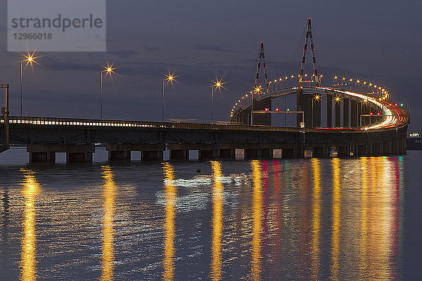 Frankreich  Mündung der Loire  Brücke von Saint-Nazaire bei Nacht.