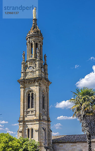 Frankreich  Gironde  Verdelais  Glockenturm der Basilika Notre Dame (17. Jahrhundert)