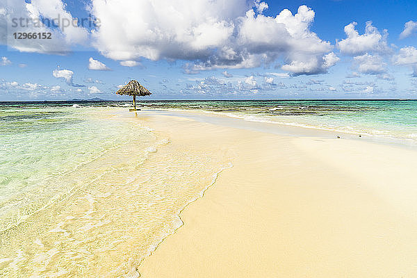 Strohhütte am Strand von Morpion's Island  St-Vincent  St. Vincent und die Grenadinen  Kleine Antillen  Westindische Inseln  Inseln über dem Winde  Karibik  Mittelamerika