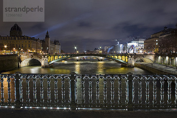 Frankreich  Paris  Pont Notre-Dame von der Pont d'Arcolle aus gesehen in der Nacht.