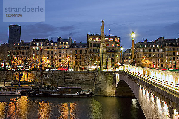 Frankreich  Paris  Quai de la Tournelle und Pont de la Tournelle an einem Winterabend.