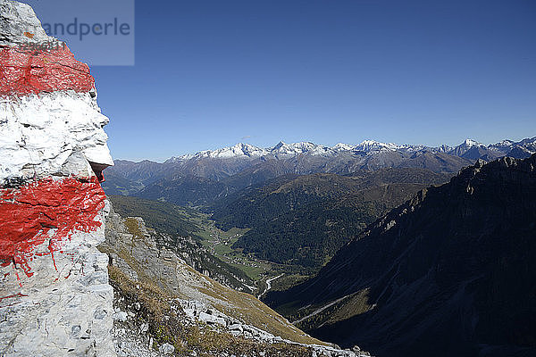 Österreich  Tirol  Obernbergertal  Blick vom Gstreinjöchl auf das Obernberger Tal mit den Zillertaler Schneealpen im Hintergrund