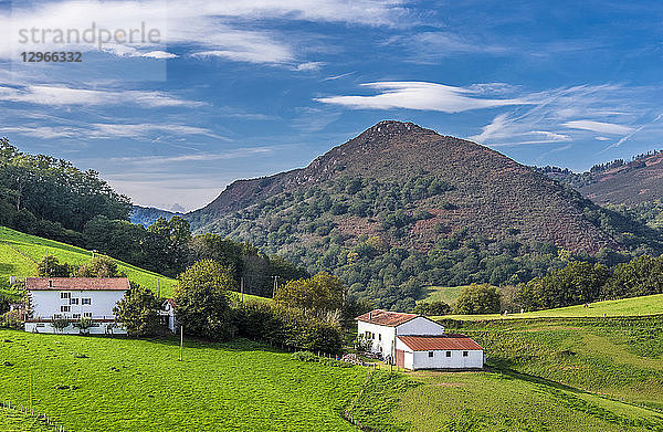 Spanien  Baskenland  Navarra  Bauernhäuser auf den Weiden von Urdax (Jakobsweg  Baztanweg)