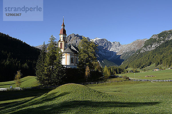 Österreich  Tirol  Obernberg die Barockkirche St. Nikolaus steht am Fuße des Gschnitzer Tribulaun