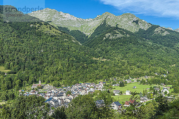 Frankreich  Regionaler Naturpark Pyrenäen Ariegeoises  Garbet-Tal  Dorf Oust