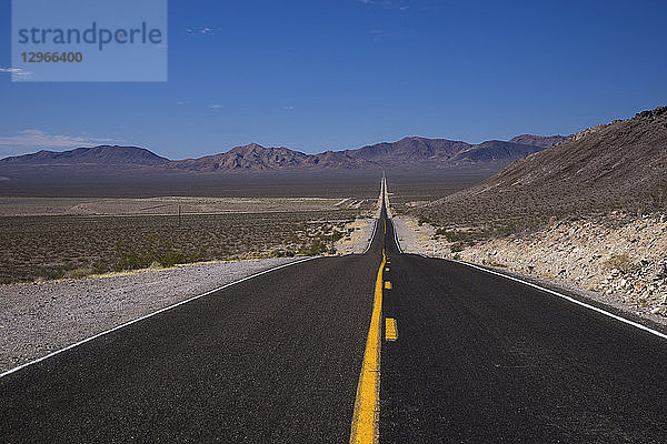 USA  Kalifornien  Nevada  gerade Straße im Death Valley