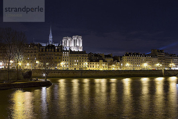 Frankreich  Paris  ile de la Cite  Quai aux fleurs bei Nacht.