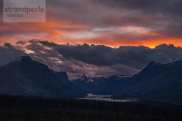 USA  Montana  Glacier National Park  Sonnenuntergang über dem Saint Mary Lake
