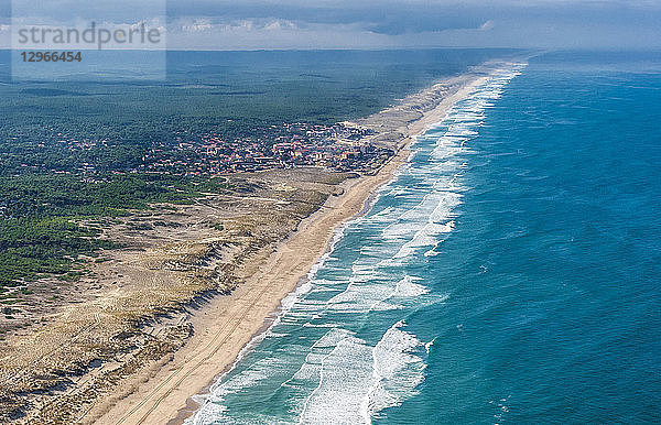 Frankreich  Gironde  Medoc bleu (Campingplatz)  Luftaufnahme von Lacanau-Ocean zwischen Atlantik und Kiefernwald