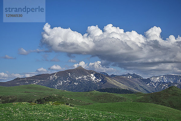 Frankreich  Aude  Blick auf die Pyrenäen und den Gipfel des Tarbesou von der Chioula-Hochebene  Nordisches Skigebiet von Chioula