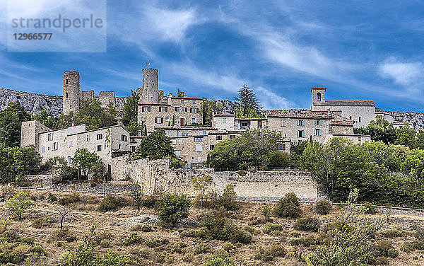 Frankreich  Provence-Alpes-Cote-d'Azur  Var  Regionaler Naturpark Verdon-Schlucht  Blick auf das mittelalterliche Dorf Bargeme (Plus Beaux Villages de France  Liste der als les plus beaux (die schönsten) Dörfer Frankreichs bezeichneten Orte)