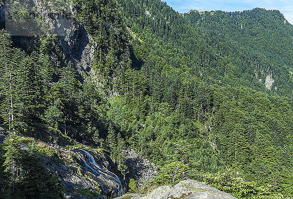 Frankreich  Regionaler Naturpark der Pyrenäen Ariegeoises  Garbet-Tal  Wasserfall von Ars (Grande Randonnee 10  Nummer 10 im Netz der Fernwanderwege in Europa)