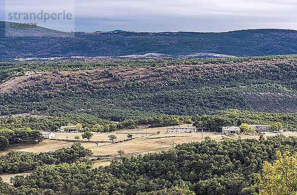 Frankreich  Provence-Alpes-Cote-d'Azur  Var  Regionaler Naturpark Verdon-Schlucht  Blick auf die Hochebene von Canjuers von Bargeme aus