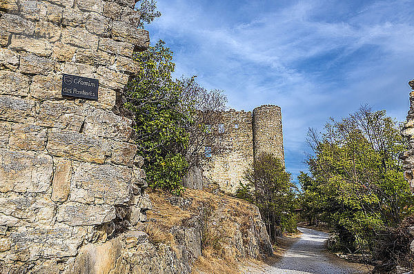 Frankreich  Provence-Alpes-Cote-d'Azur  Var  Regionaler Naturpark Verdon-Schlucht  Ruinen der Burg von Bargeme (Plus Beaux Villages de France  Liste der Dörfer  die als les plus beaux (die Schönsten) Frankreichs bezeichnet werden)