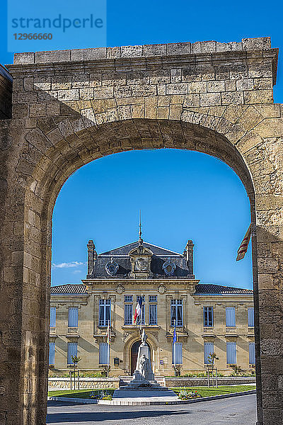 Frankreich  Gironde  Rions  Haupteingang der mittelalterlichen Zitadelle und des Rathauses