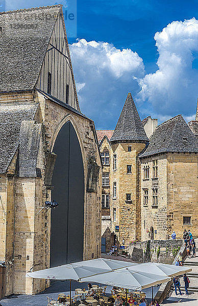 Frankreich  Dordogne  Sarlat  alte Kirche Ste-Marie  von Jean Nouvel in eine Markthalle umgewandelt (1999)