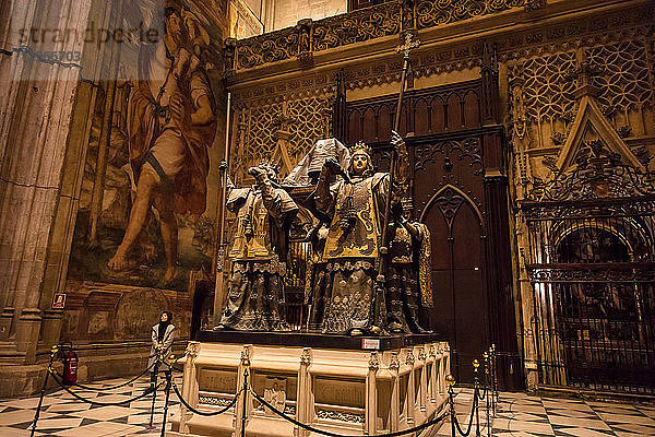 Blick auf das Grab von Christoph Kolumbus  Kathedrale von Sevilla  Sevilla  Spanien