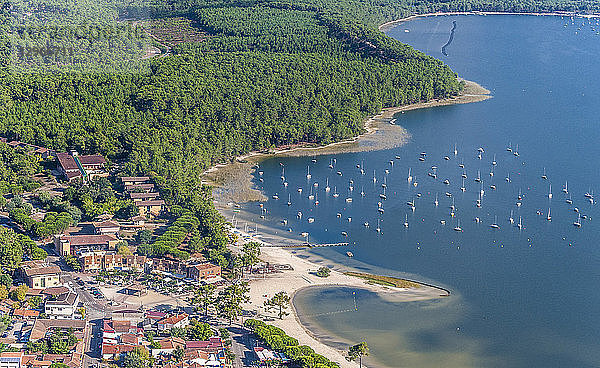 Frankreich  Gironde  Medoc bleu (Campingplatz)  Luftaufnahme des Lacanau-Sees