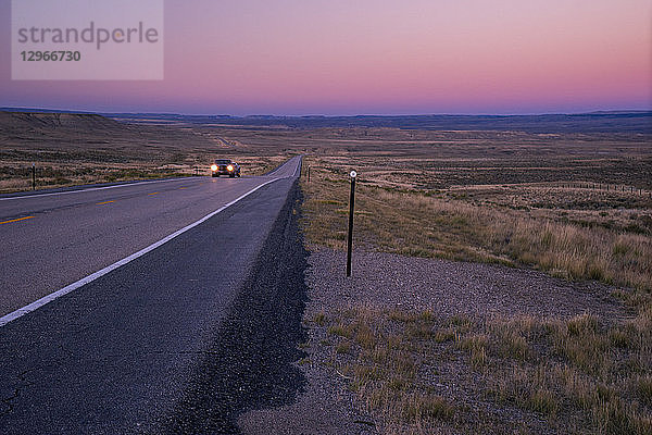 USA  Wyoming  Straße zur Grenze von Utah in der Dämmerung