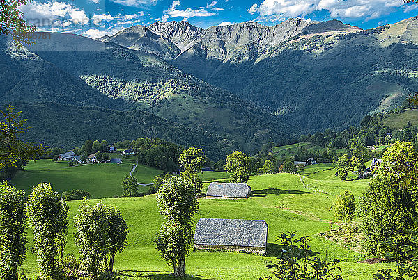 Frankreich  Pyrenäen-Nationalpark  Region Okzitanien  Val d'Azun  Ouzoum-Tal bei Arbeost  Scheunen