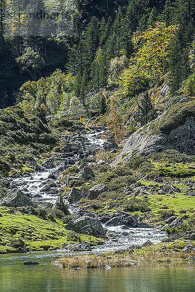 Frankreich  Pyrenäen-Nationalpark  Region Okzitanien  Val d'Azun  Wasserfall  der in den Suyen-See (1.535 m) am Gave d'Arrens mündet (Name bezieht sich auf reißende Flüsse  im Westen der Pyrenäen)