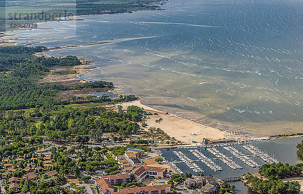 Frankreich  Gironde  Medoc bleu (Campingplatz)  Luftaufnahme des Yachthafens am See Hourtin