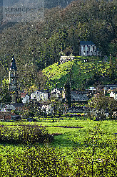 Frankreich  Regionaler Naturpark Pyrenäen Ariegeoises  Garbet-Tal  Dorf Oust