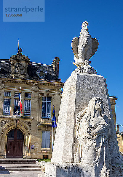 Frankreich  Gironde  Rions  Kriegsdenkmal vor dem Rathaus