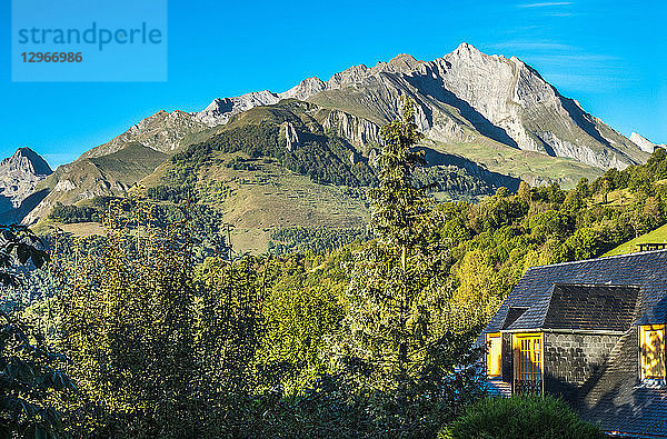 Frankreich  Pyrenäen-Nationalpark  Region Occitanie  Val d'Azun  Pic du Grand Gabizos (2.691 m) von Aucun aus gesehen