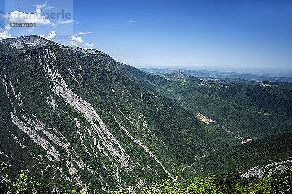 Frankreich  Aude  vom Aussichtspunkt Pas de l'Ours  Frau-Schluchten und Berge